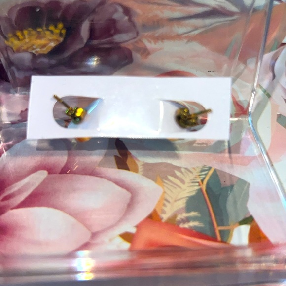 MINIMALIST GOLD AND WHITE BUTTON STYLE EARRINGS - Picture 5 of 5